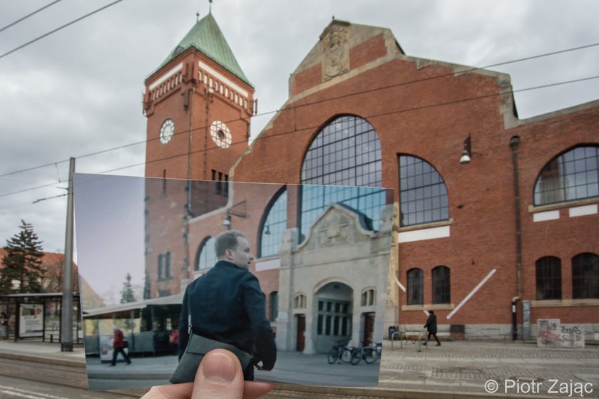 Serial "Belfer", sezon 2. Maciej Stuhr jako Paweł Zawadzki przed wejściem do hali Targowej