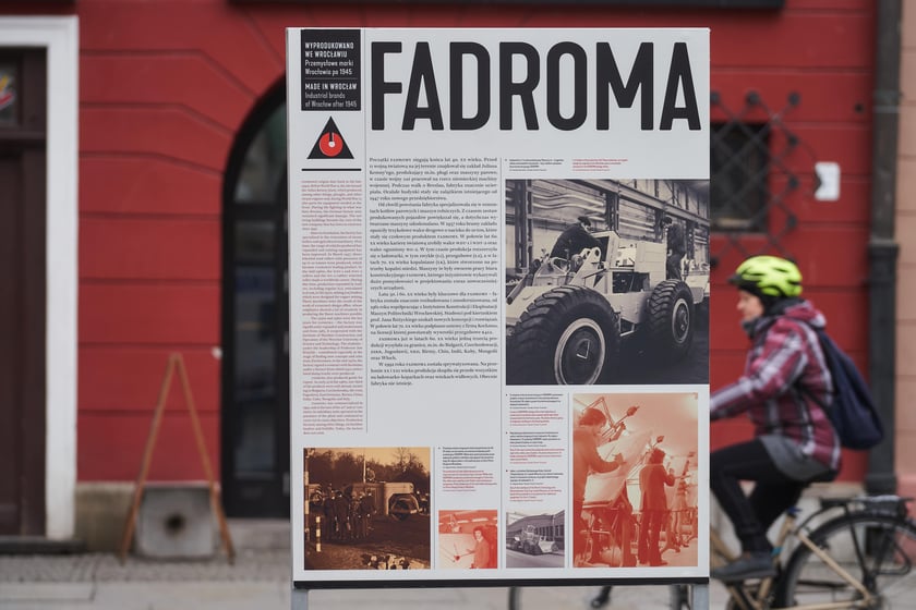 Na zdjęciu plansze z wystawy ,,Wyprodukowano we Wrocławiu. Przemysłowe marki Wrocławia po 1945 roku