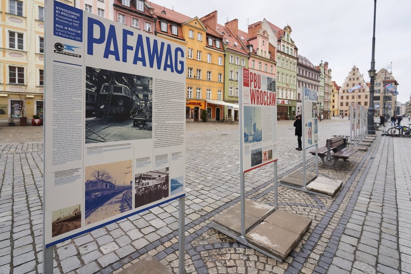 Na zdjęciu plansze z wystawy ,,Wyprodukowano we Wrocławiu. Przemysłowe marki Wrocławia po 1945 roku