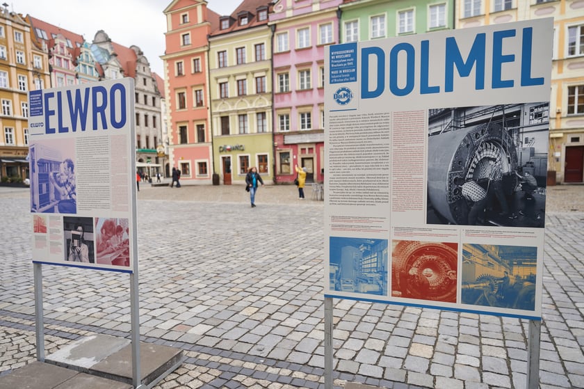 Na zdjęciu plansze z wystawy ,,Wyprodukowano we Wrocławiu. Przemysłowe marki Wrocławia po 1945 roku