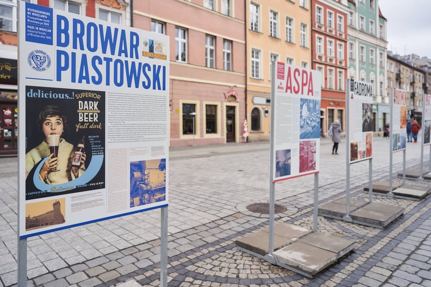 Na zdjęciu plansze z wystawy ,,Wyprodukowano we Wrocławiu. Przemysłowe marki Wrocławia po 1945 roku