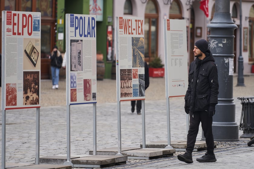 Na zdjęciu plansze z wystawy ,,Wyprodukowano we Wrocławiu. Przemysłowe marki Wrocławia po 1945 roku