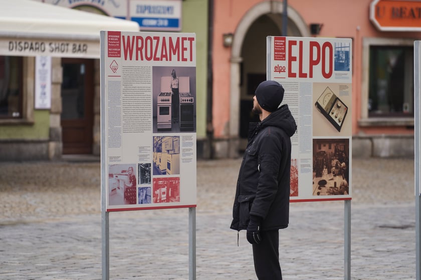 Na zdjęciu plansze z wystawy ,,Wyprodukowano we Wrocławiu. Przemysłowe marki Wrocławia po 1945 roku