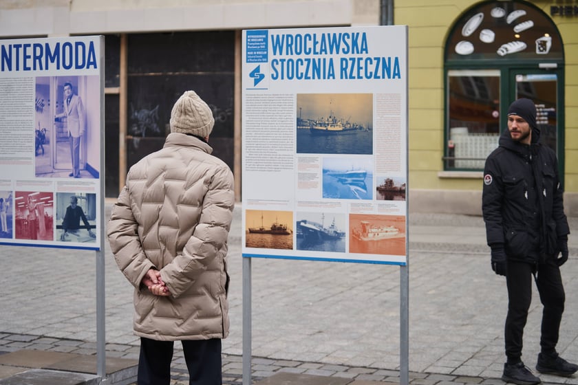 Na zdjęciu plansze z wystawy ,,Wyprodukowano we Wrocławiu. Przemysłowe marki Wrocławia po 1945 roku