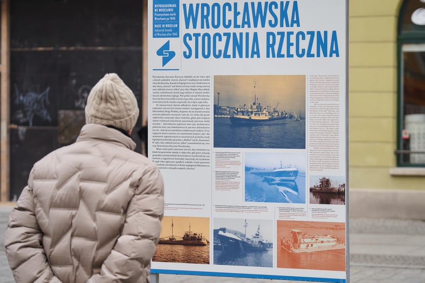 Na zdjęciu plansze z wystawy ,,Wyprodukowano we Wrocławiu. Przemysłowe marki Wrocławia po 1945 roku