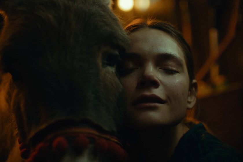Na zdjęciu scena z filmu &bdquo;IO&rdquo; Jerzego Skolimowskiego, obok osiołka aktorka Sandra Drzymalska