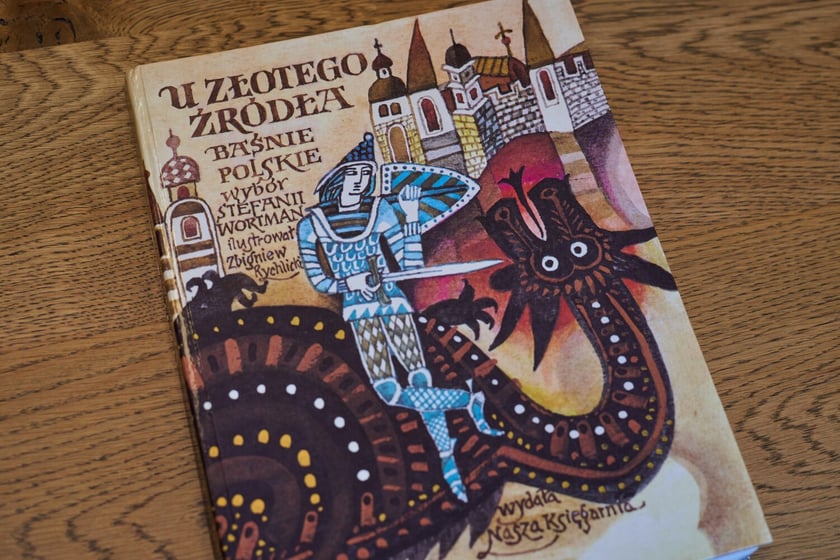 Książki z kolekcji Dawnej Książki Dziecięcej, które można zobaczyć w filii nr 12 MBP