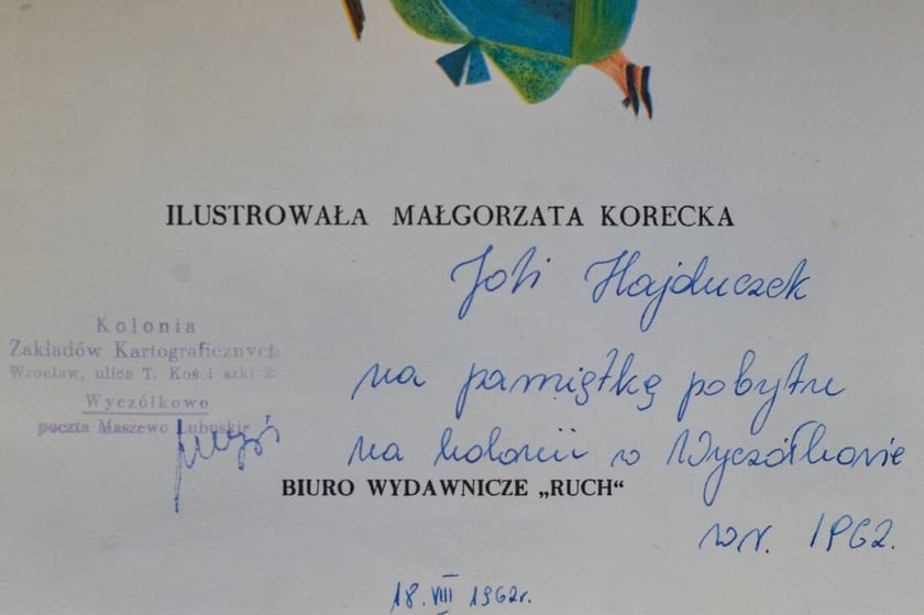 Książki z kolekcji Dawnej Książki Dziecięcej, które można zobaczyć w filii nr 12 MBP