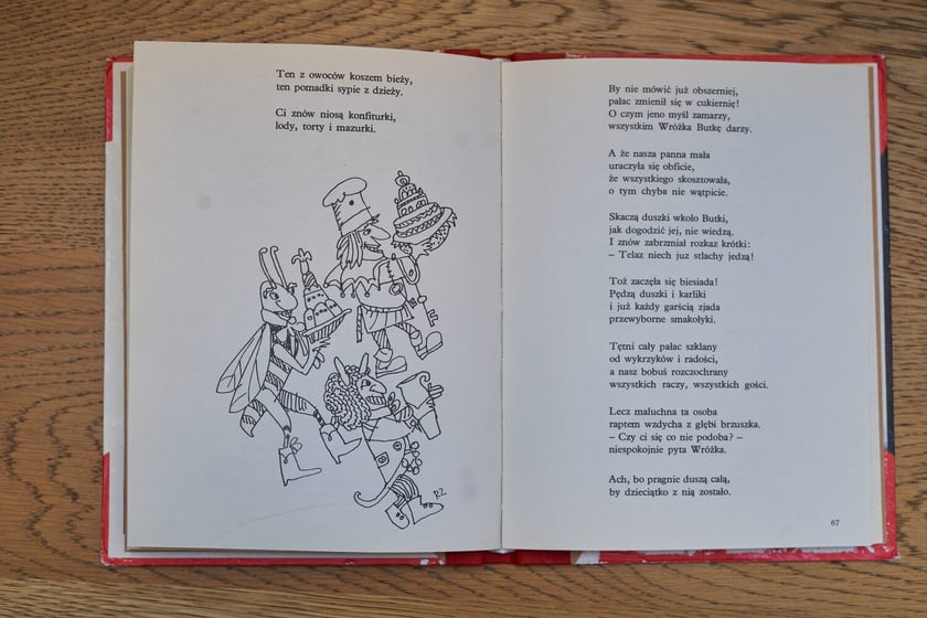 Książki z kolekcji Dawnej Książki Dziecięcej, które można zobaczyć w filii nr 12 MBP