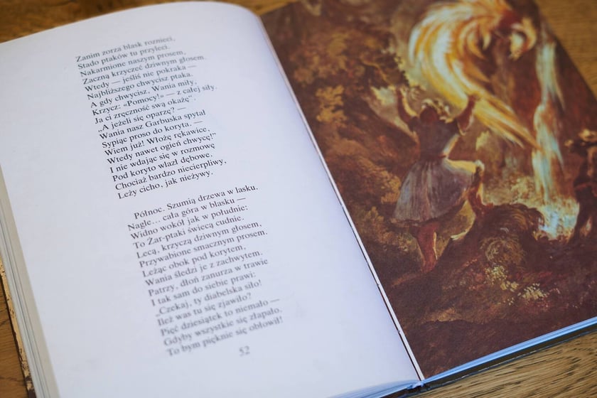 Książki z kolekcji Dawnej Książki Dziecięcej, które można zobaczyć w filii nr 12 MBP