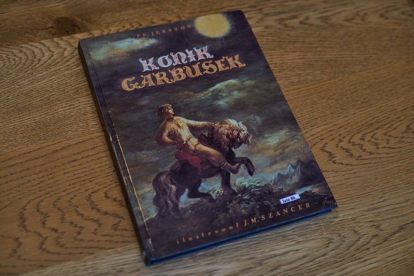 Książki z kolekcji Dawnej Książki Dziecięcej, które można zobaczyć w filii nr 12 MBP