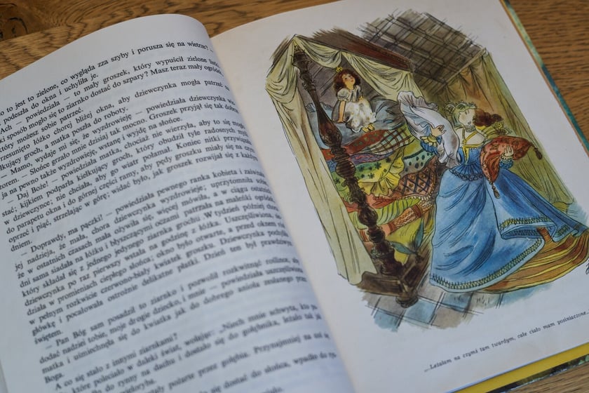 Książki z kolekcji Dawnej Książki Dziecięcej, które można zobaczyć w filii nr 12 MBP