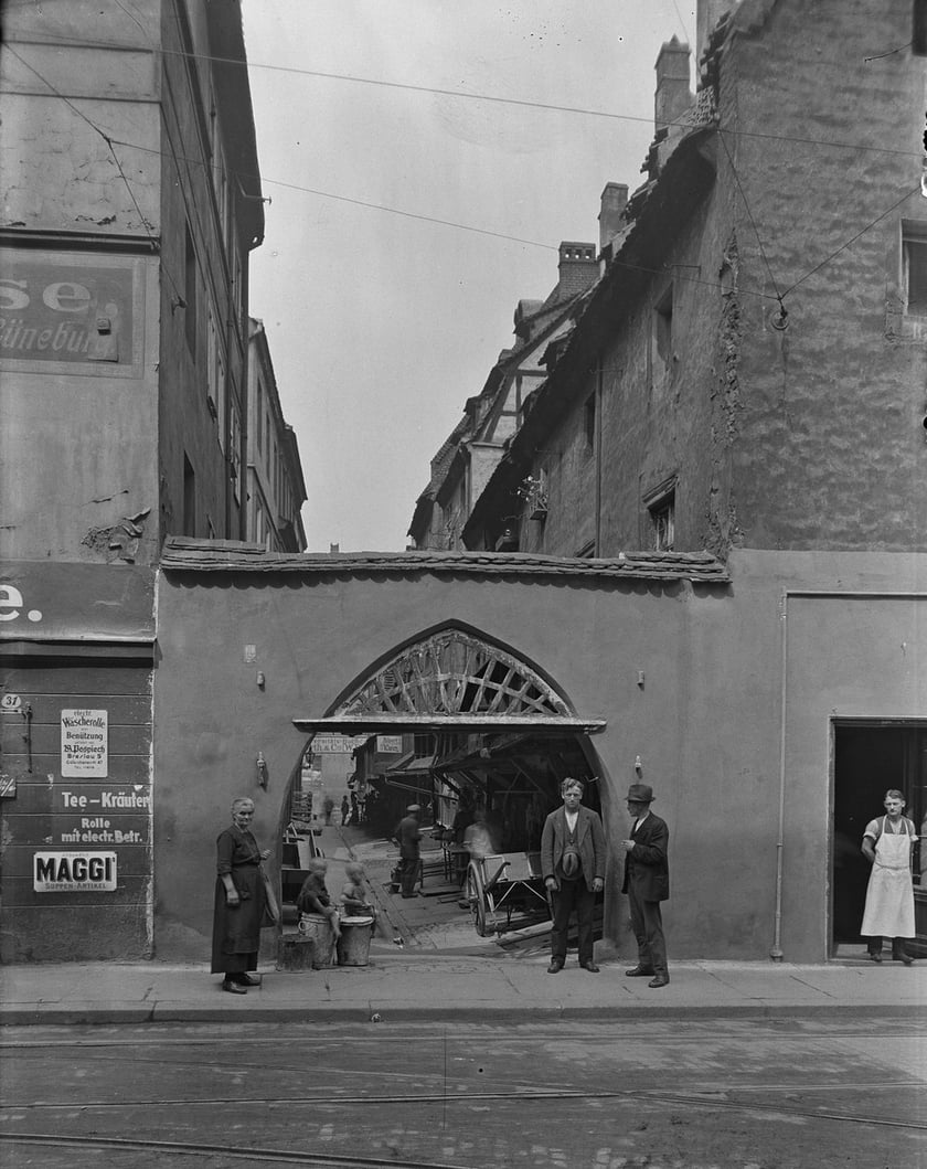 Brama oddzielająca ul. Jatki od Odrzańskiej