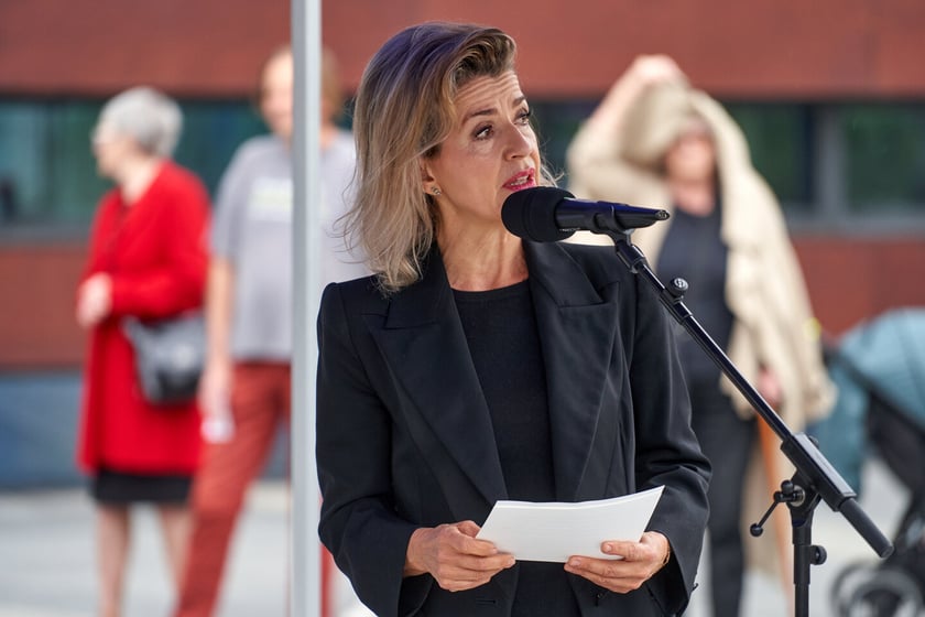 Anne-Sophie Mutter, wybitna niemiecka skrzypaczka odsłoniła przed Narodowym Forum Muzyki tablicę ze swoim nazwiskiem i podpisem