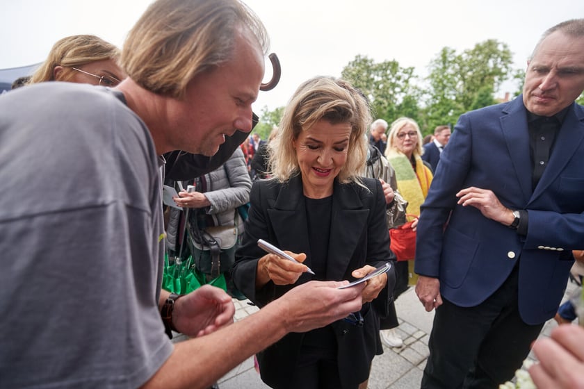 Anne-Sophie Mutter, wybitna niemiecka skrzypaczka odsłoniła przed Narodowym Forum Muzyki tablicę ze swoim nazwiskiem i podpisem