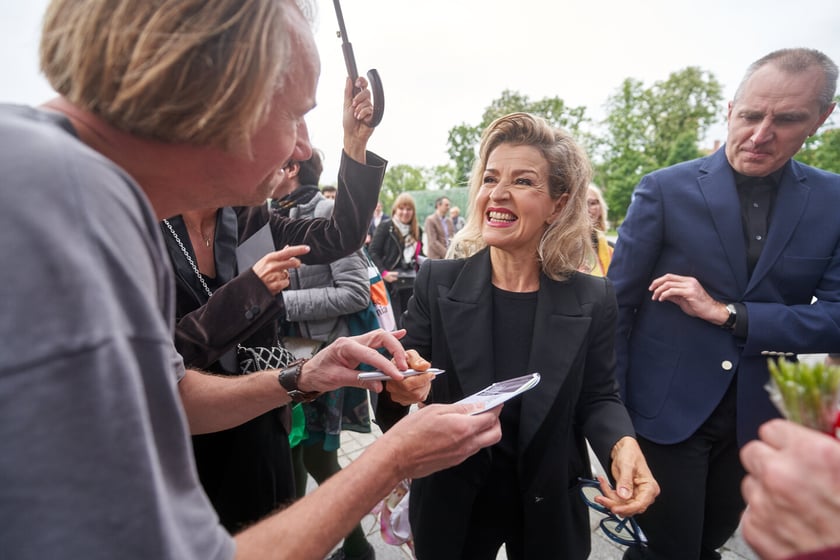 Anne-Sophie Mutter, wybitna niemiecka skrzypaczka odsłoniła przed Narodowym Forum Muzyki tablicę ze swoim nazwiskiem i podpisem