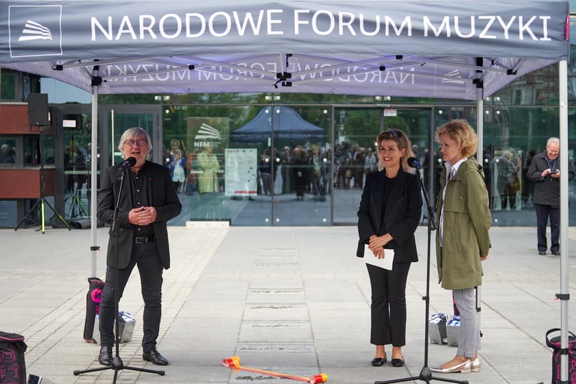 Anne-Sophie Mutter, wybitna niemiecka skrzypaczka odsłoniła przed Narodowym Forum Muzyki tablicę ze swoim nazwiskiem i podpisem