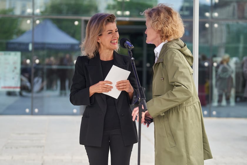 Anne-Sophie Mutter, wybitna niemiecka skrzypaczka odsłoniła przed Narodowym Forum Muzyki tablicę ze swoim nazwiskiem i podpisem