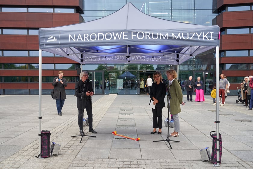Anne-Sophie Mutter, wybitna niemiecka skrzypaczka odsłoniła przed Narodowym Forum Muzyki tablicę ze swoim nazwiskiem i podpisem