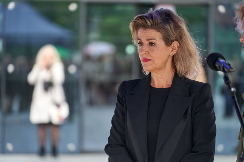 Anne-Sophie Mutter, wybitna niemiecka skrzypaczka odsłoniła przed Narodowym Forum Muzyki tablicę ze swoim nazwiskiem i podpisem