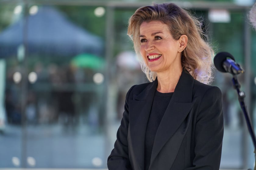Anne-Sophie Mutter, wybitna niemiecka skrzypaczka odsłoniła przed Narodowym Forum Muzyki tablicę ze swoim nazwiskiem i podpisem