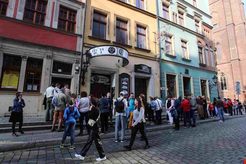 Kolejka przed Muzeum Farmacji