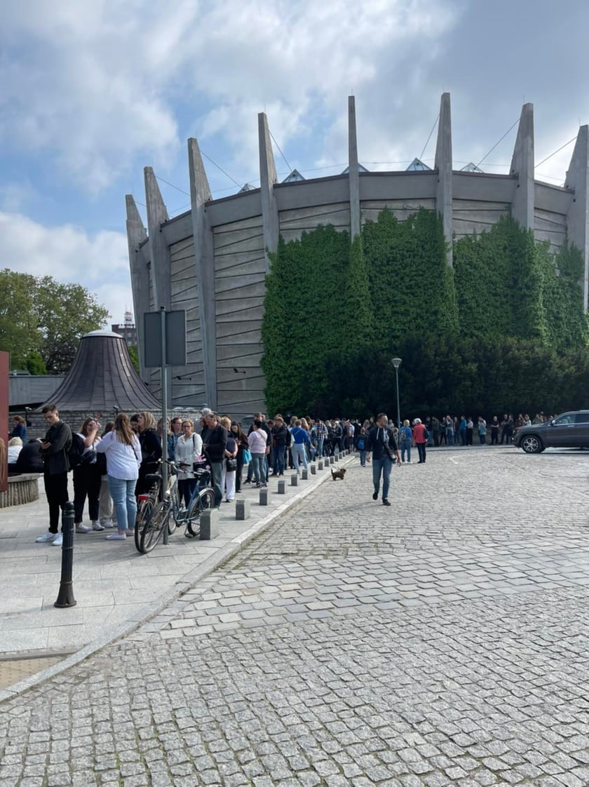 Kolejka przed Panoramą Racławicką