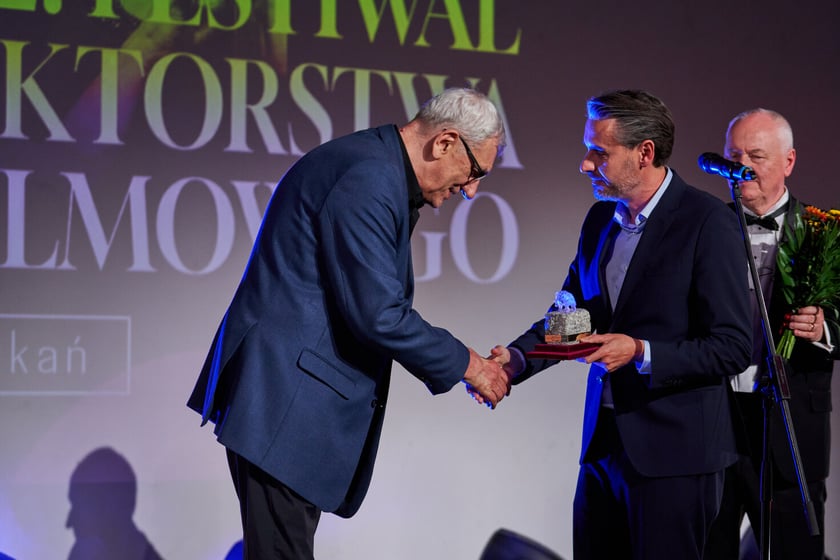 Na zdjęciu od lewej -  aktor Wiktor Zborowski (odbiera nagrodę), Bartłomiej Ciążyński (wiceprezydent Wrocławia) i Stanisław Dzierniejko, dyrektor festiwali