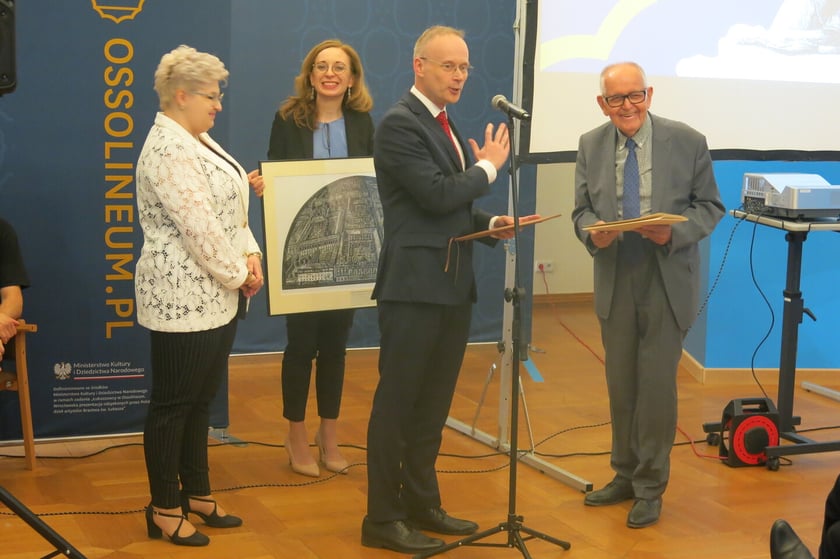 dr Adolf Juzwenko odbiera honorowy tytuł
