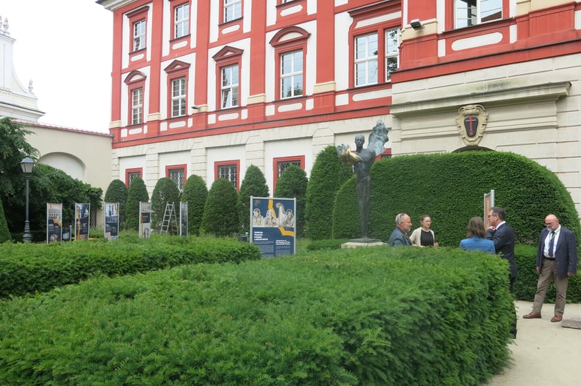 Wystawa planszowa w ogrodzie barokowym Ossolineum