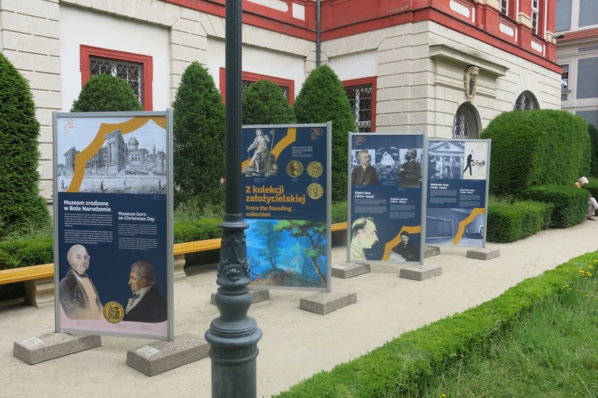 Wystawa planszowa w ogrodzie barokowym Ossolineum