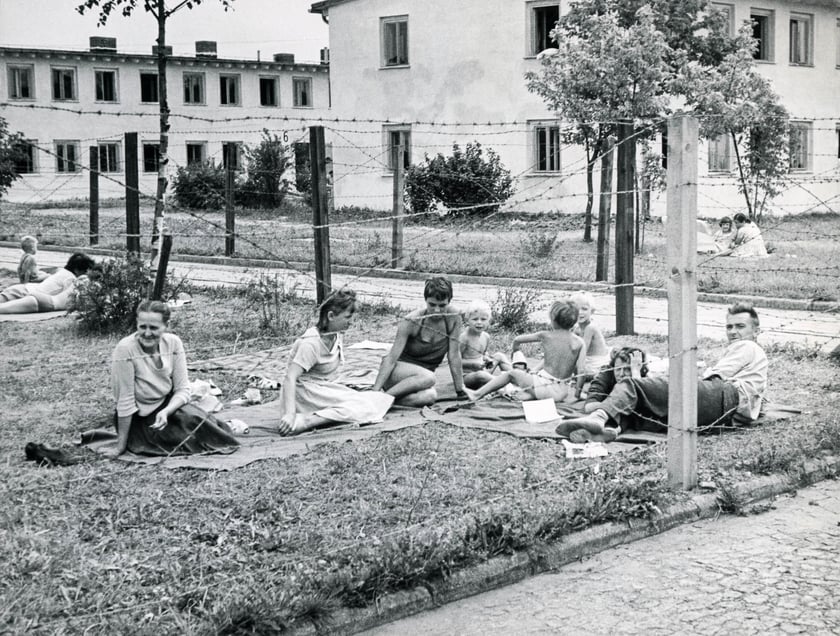 Zdjęcia z wystawy ?Odizolowani 1963. Epidemia ospy we Wrocławiu? w Pałacu Królewskim.