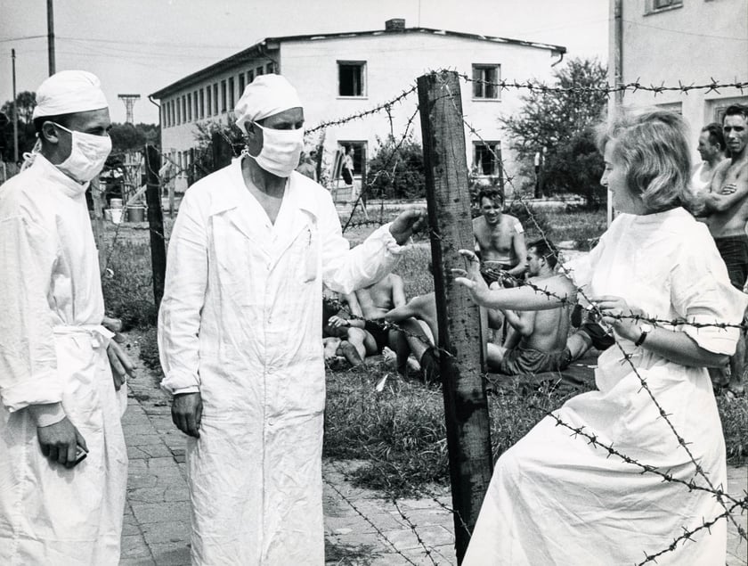 Zdjęcia z wystawy ?Odizolowani 1963. Epidemia ospy we Wrocławiu? w Pałacu Królewskim.