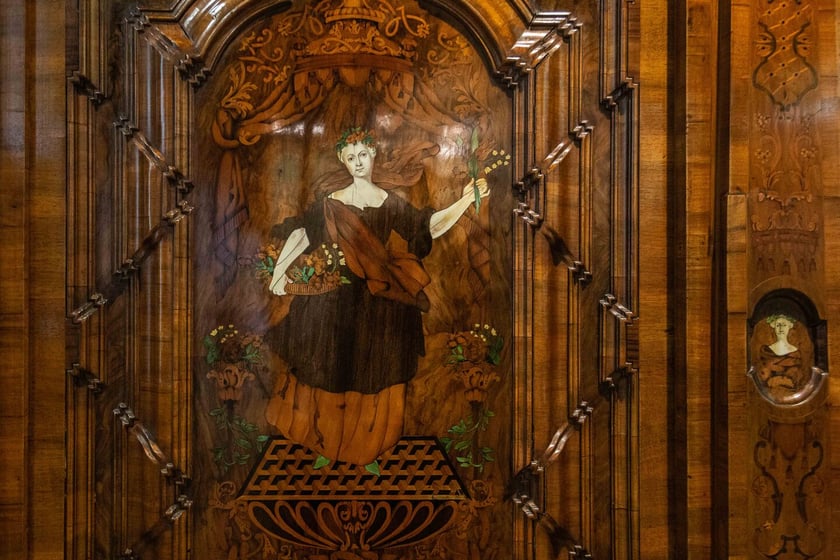 Skarby Wrocławia &ndash; szafa śląska z lat 1730-1740. To unikat w sztuce meblarstwa, bo zachowało się ich niewiele. Prawdziwy masterwerk, praca mistrzowska, rodzaj barokowego egzaminu zaliczeniowego, Jeśli ktoś chciał zdawać na czeladnika, mieć papiery mistrzowskie, musiał zaliczyć egzamin z budowy i ozdobienia śląskiej szafy, stąd zdobienia w trudnych technikach, jak intarsja, inkrustacja, egzotyczne rodzaje drewien, kość słoniowa, ilość rzeźbień. Im więcej, tym lepiej zdany egzamin czeladniczy. Taka mistrzowska szafa powstawała 9 miesięcy i musiała być okazała, aby przyszły mistrz m&oacute;gł popisać się pełnym spektrum swego talentu. Do dziś na całym świecie zachowało się nie więcej niż 30 tego typu szaf.&nbsp;