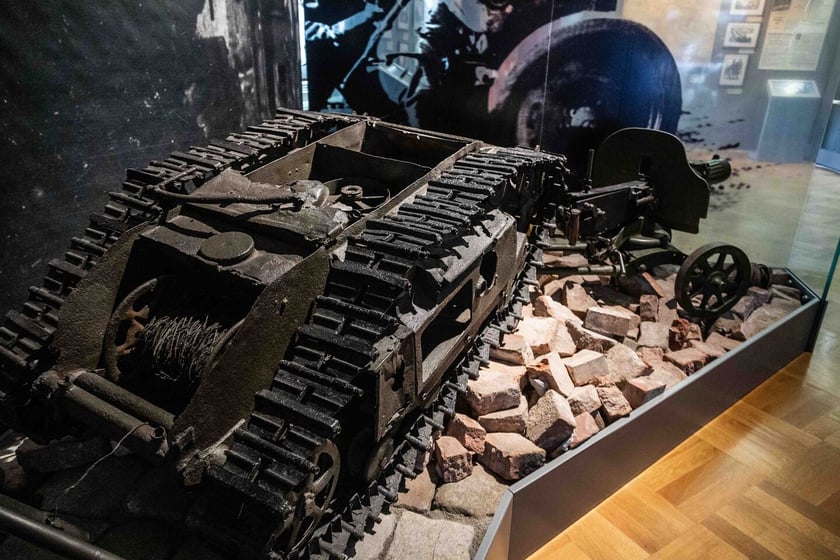 Skarby Wrocławia &ndash; mina samobieżna Goliath z II wojny światowej znaleziona przy ul. Purkyniego.&nbsp;Używana w walkach miejskich zdalnie sterowana mina, ze zbiornikiem na trotyl, kablem, kt&oacute;ry się podpalało. Ładunek wybuchowy &ndash; od 75 do 100 kilo trotylu - umieszczony w minie przypominającej zdalnie sterowany miniaturowy czołg skutecznie wysadzał barykady i budynki w promieniu nawet do 150 metr&oacute;w. Dwa Goliathy były w stanie obr&oacute;cić w gruzy pięciopiętrową kamienicę. Ich największą zaletę bojową stanowiła precyzja. Niewielkie, lekkie i zwrotne maszyny bez trudu szybko podjeżdżały blisko celu. W lutym 1945 roku czołgi &ndash; miny sprowadzono do Wrocławia, 96 Goliath&oacute;w przyjechało dwoma pociągami z K&ouml;nigsbr&uuml;ck w Saksonii. Do dziś nie zachowało się ich wiele, bo służyły do jednorazowego użytku.&nbsp;