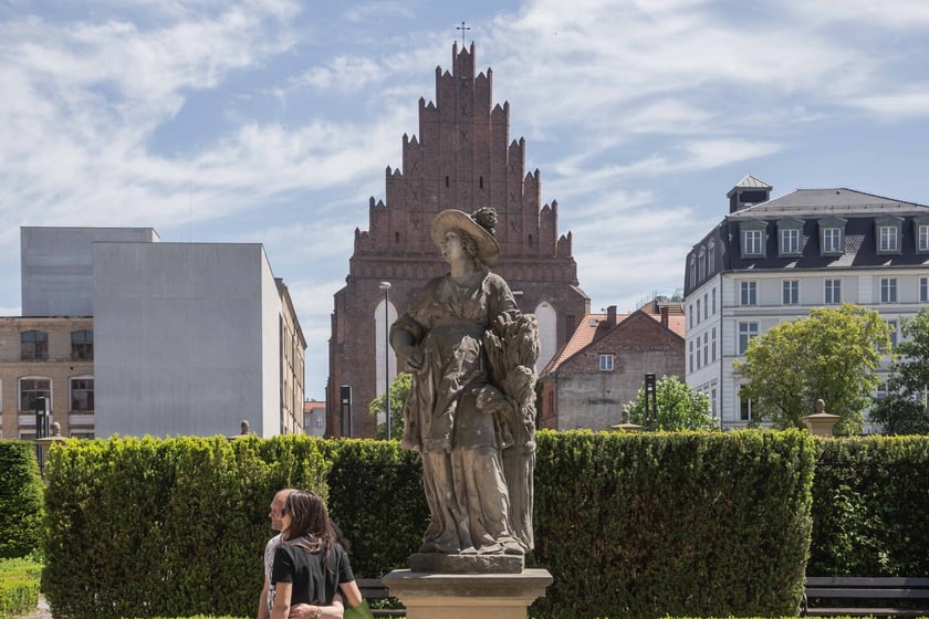 Skarby Wrocławia &ndash; barokowe figury z pałacu w Barszowie, wsi, kt&oacute;ra w latach 70. została wysiedlona, a potem zalana pod zbiornik poflotacyjny Żelazny Most pod Polkowicami. Figury przewiezione zostały do Wrocławia i ustawione pod uniwersytetem, na skwerku. Do ogrodu Pałacu Kr&oacute;lewskiego trafiły w 2008. Kamieniarze je odczyścili, uzupełnili ubytki, dziś rzeźby cieszą oko.&nbsp;&nbsp;