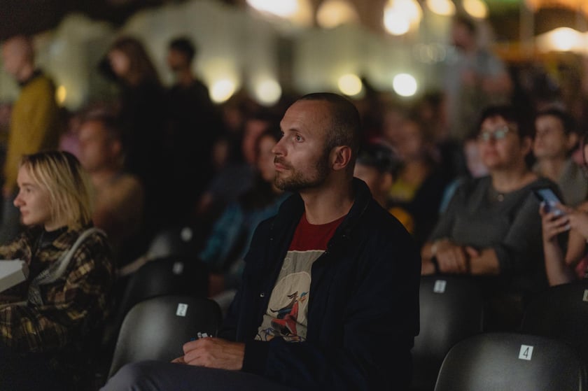 Widzowie podczas ubiegłorocznego seansu w rynku podczas Festiwalu Nowe Horyzonty