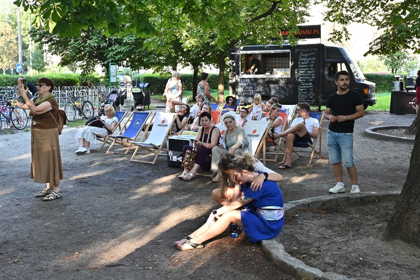 Europejska Noc Literatury w parku Goethego przy ul. Przestrzennej. Książkę "Moja żona nie tańczy" czyta Piotr Cyrwus.