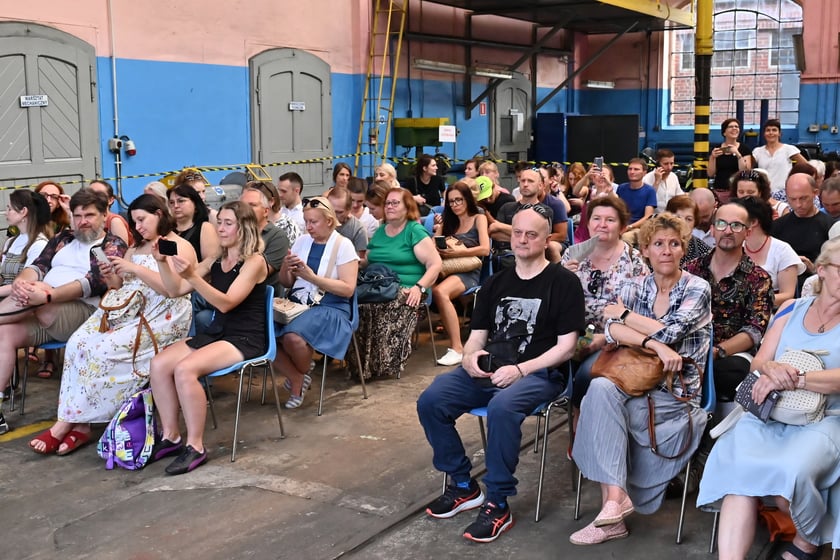 Europejska Noc Literatury na zajezdni Gaj. "Poleciały w kosmos" czytał Łukasz Orbitowski.