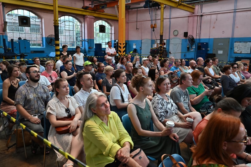 Europejska Noc Literatury na zajezdni Gaj. "Poleciały w kosmos" czytał Łukasz Orbitowski.