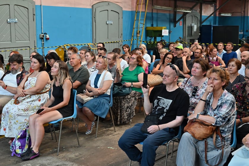 Europejska Noc Literatury na zajezdni Gaj. "Poleciały w kosmos" czytał Łukasz Orbitowski.