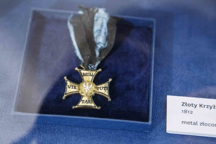 Złoty Krzyż Virtuti Militari przyznany Aleksandrowie hrabiemu Fredrze. Wystawa &bdquo;Żołnierz napoleoński, ojciec komedii polskiej&rdquo; &mdash; Fredro w Ossolineum