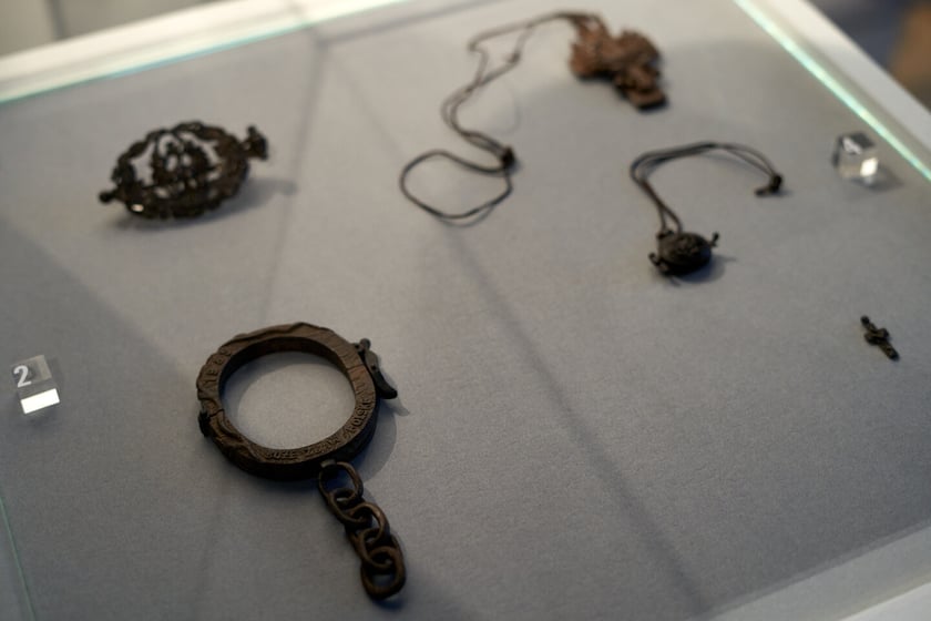 Biżuteria z drewna projektu Anny Ogorzelec. Wystawa &bdquo;Czarna sukienka. Patriotki w walce o wolność&rdquo;&nbsp;