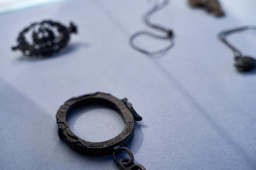 Biżuteria z drewna projektu Anny Ogorzelec. Wystawa &bdquo;Czarna sukienka. Patriotki w walce o wolność&rdquo;&nbsp;