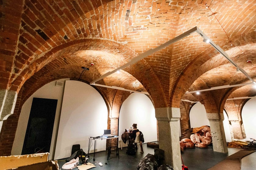 Krupa Art Foundation (Rynek 27/28) &ndash; nowy adres dla wielbicieli wsp&oacute;łczesnej sztuki &ndash; przygotowanie wystawy &bdquo;Czarci krąg&rdquo;