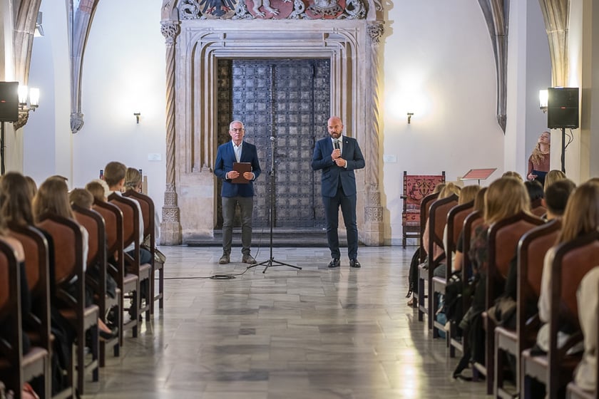 Uroczystość wręczenia stypendi&oacute;w artystycznych w Sali Wielkiej ratusza