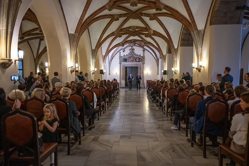 Uroczystość wręczenia stypendi&oacute;w artystycznych w Sali Wielkiej ratusza
