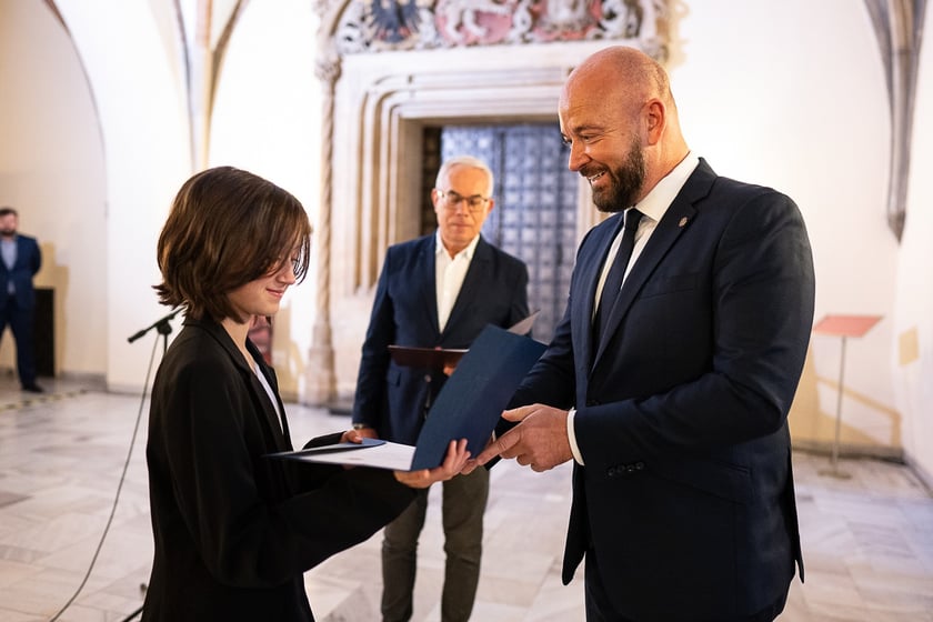 Uroczystość wręczenia stypendi&oacute;w artystycznych w Sali Wielkiej ratusza
