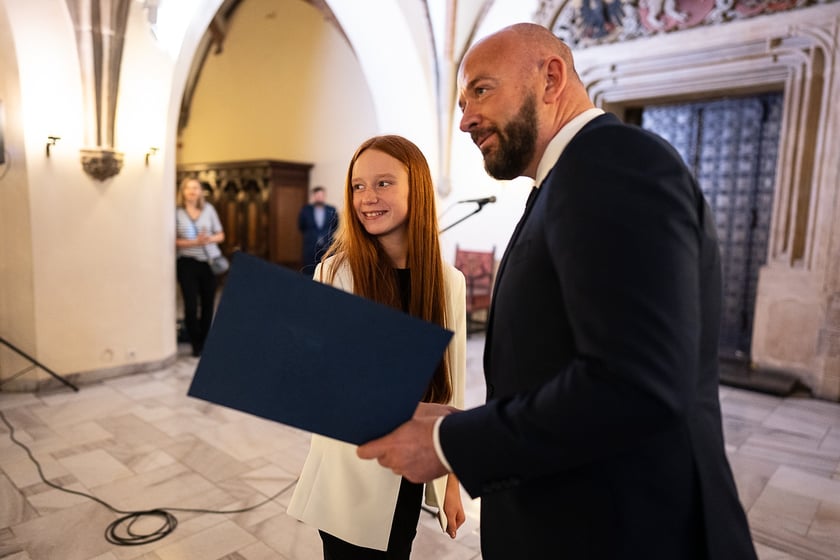 Uroczystość wręczenia stypendi&oacute;w artystycznych w Sali Wielkiej ratusza