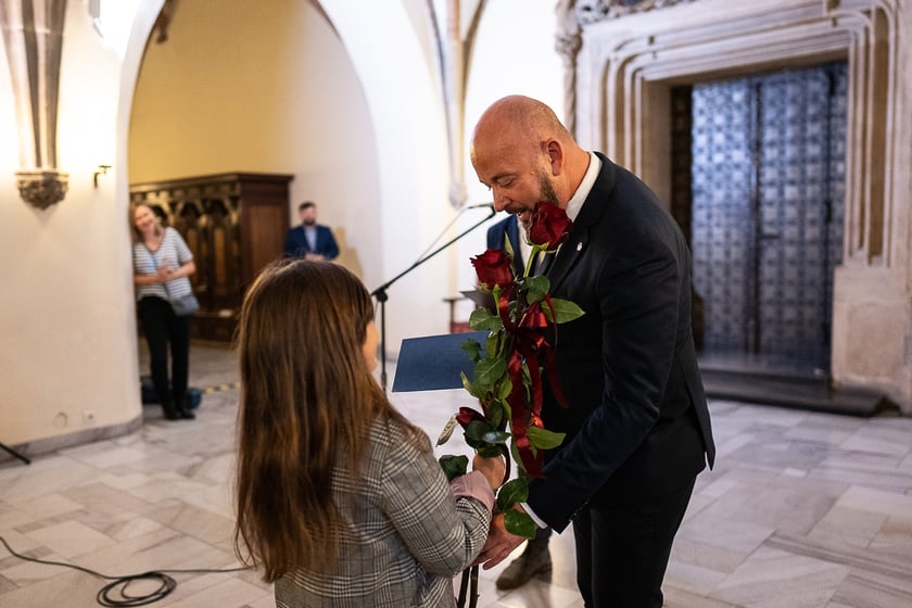 Uroczystość wręczenia stypendi&oacute;w artystycznych w Sali Wielkiej ratusza
